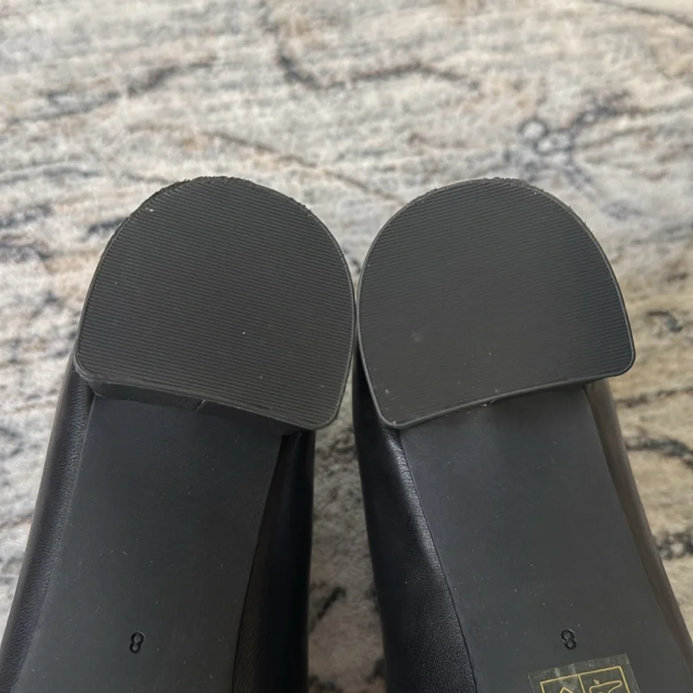 Tory Burch Black Chelsea Leather pumps with Gold Logo. Size 8